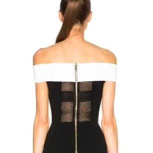 Designer Roland Mouret hatte im Original einen Mesh-Einsatz eingeplant. Kate ließ diesen Design-Einfall "verdunkeln".