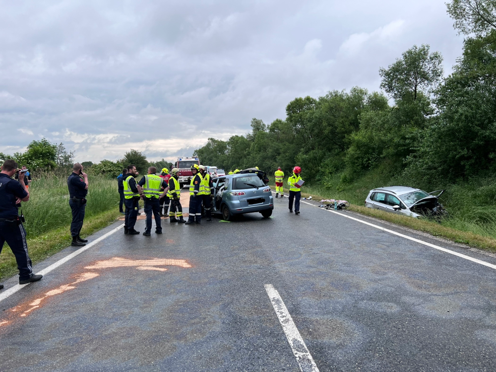 22-Jährige nach Crash im Wagen eingeklemmt.