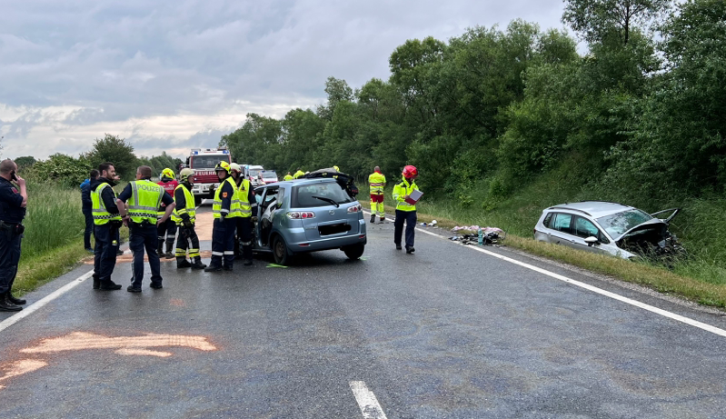 22-Jährige nach Crash im Wagen eingeklemmt.