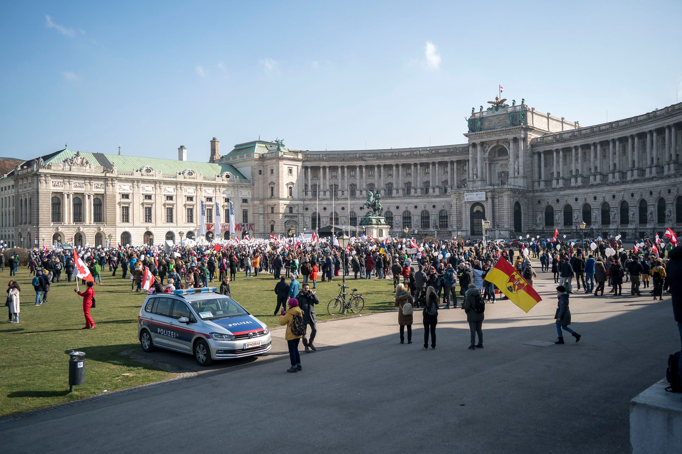 Mehrere Demos (unter anderem zur Impfthematik, hier im Bild) sorgen am Wochenende für Sperren in Wien.