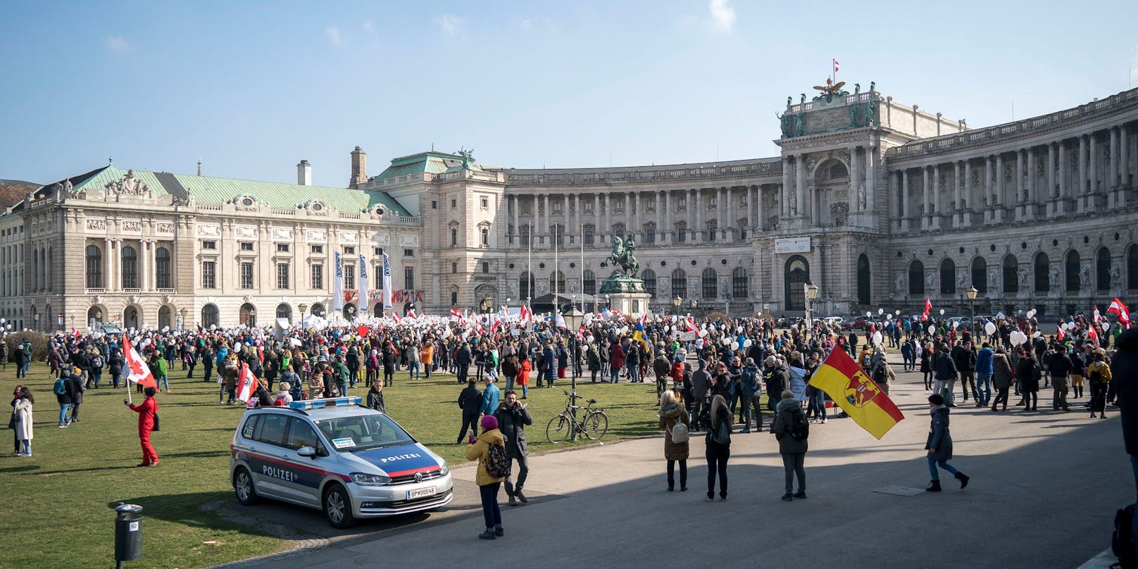 Mehrere Demos (unter anderem zur Impfthematik, hier im Bild) sorgen am Wochenende für Sperren in Wien.
