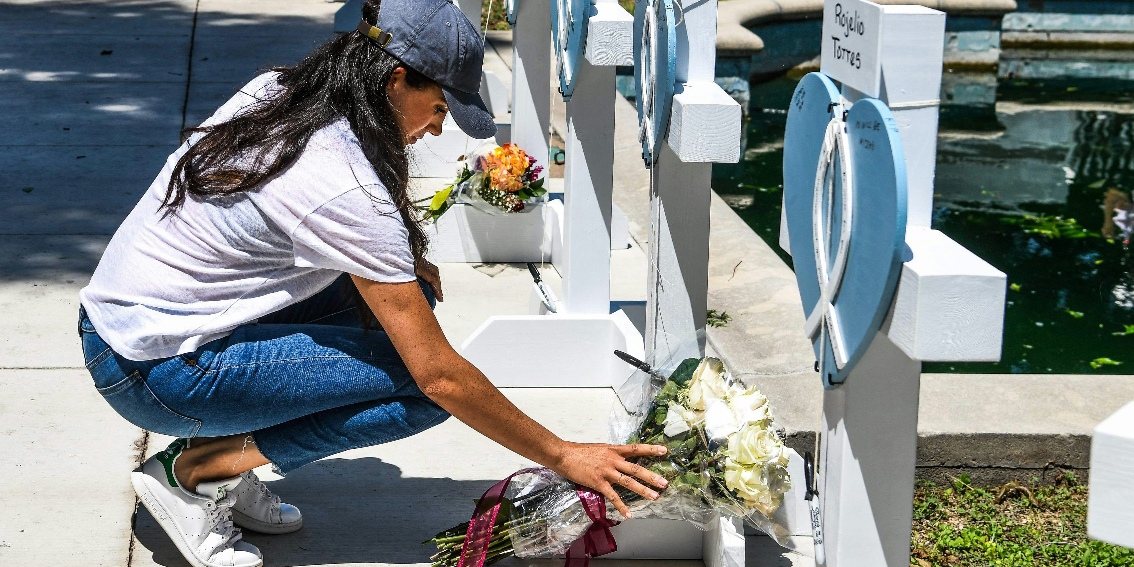 Die Ehefrau von Prinz Harry ist in Uvalde bei dem Denkmal.