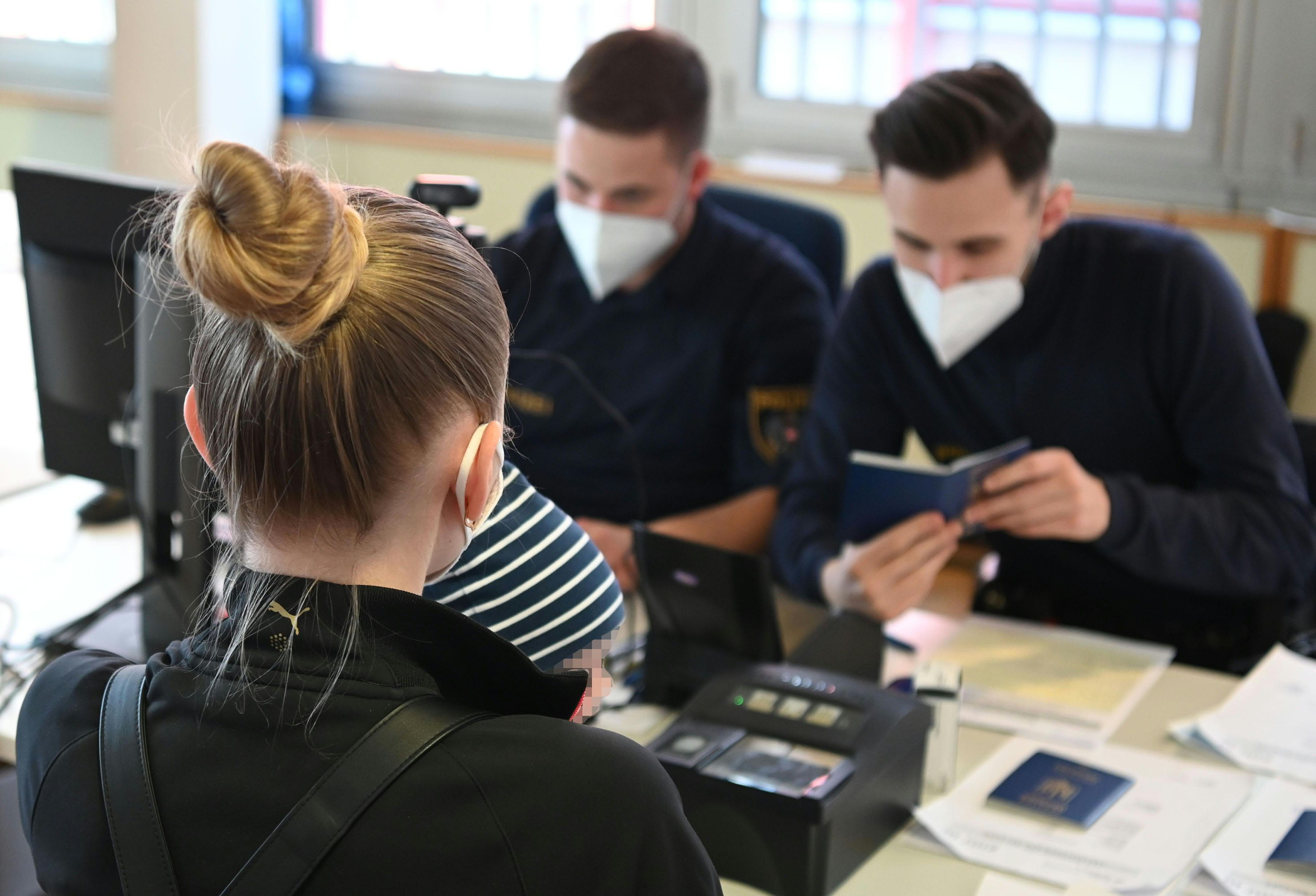 20.000 Asylanträge hat es heuer bereits gegeben. Die FPÖ sieht "die Grenzen sperrangelweit offen".