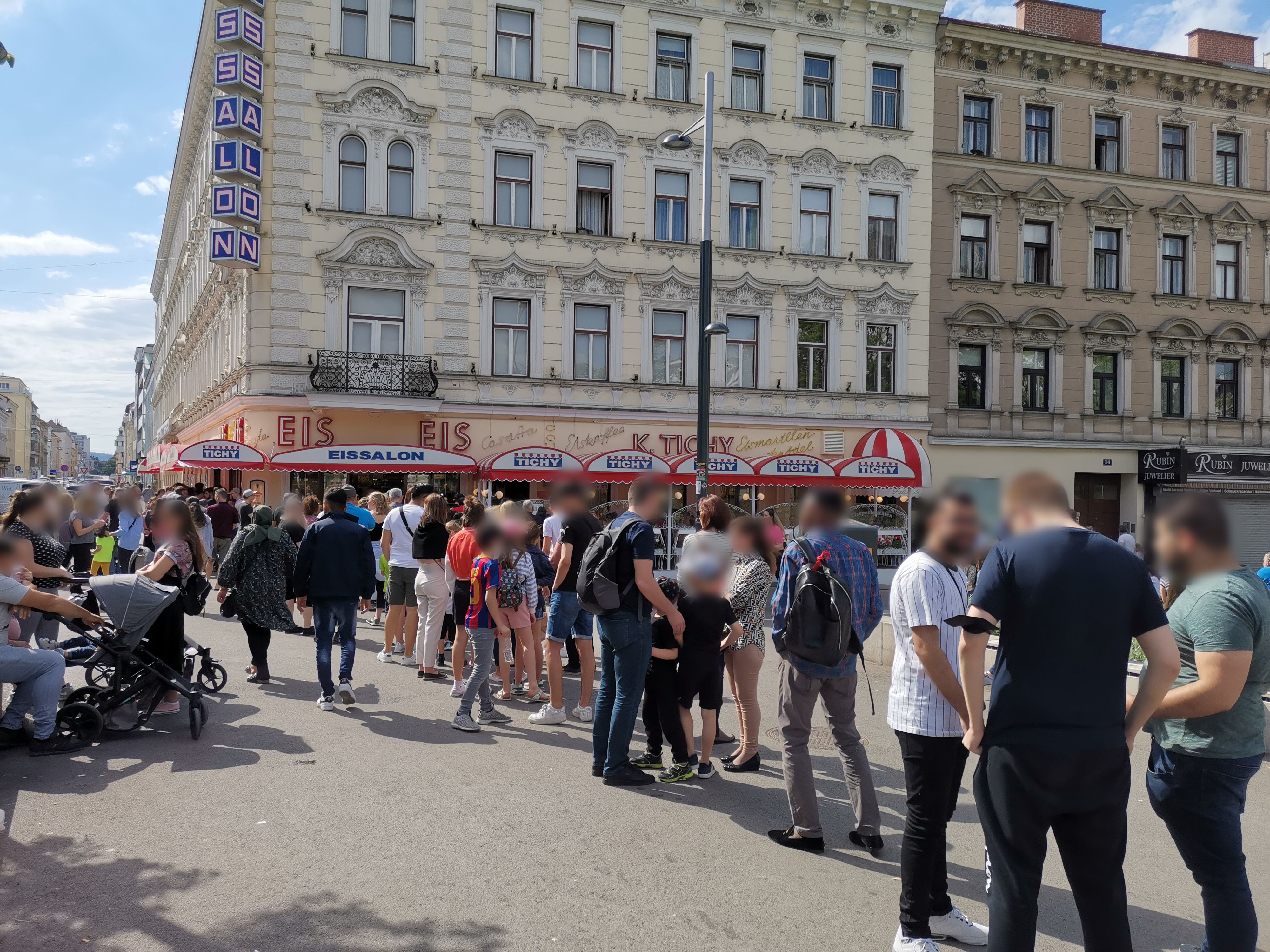 Riesen-Ansturm auf Traditions-Eissalon