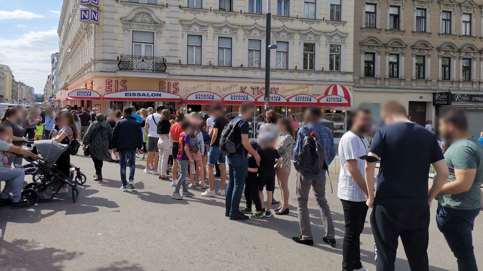 Riesen-Ansturm auf Traditions-Eissalon