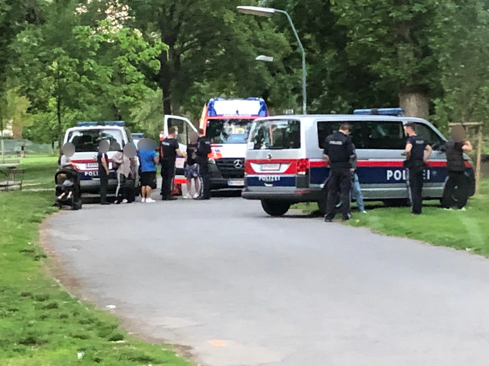 In Kaisermühlen war die Polizei und Rettung nach einer Messerattacke im Einsatz.