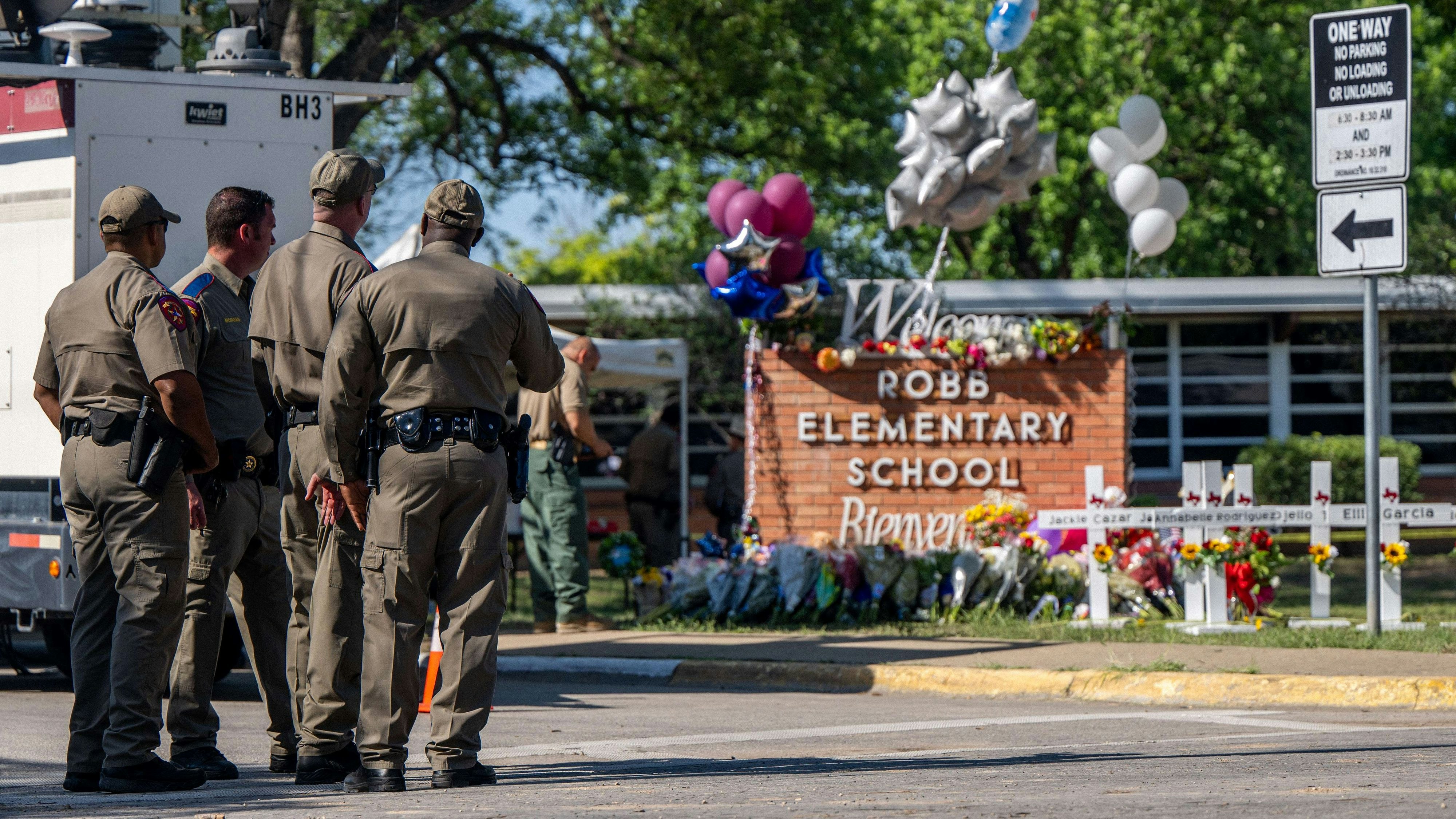  Die Behörden bestätigten am Donnerstag, dass der Schütze rund eine Stunde in dem Klassenzimmer verbracht habe, in dem er auf die Schulkinder und Lehrerinnen schoss. 