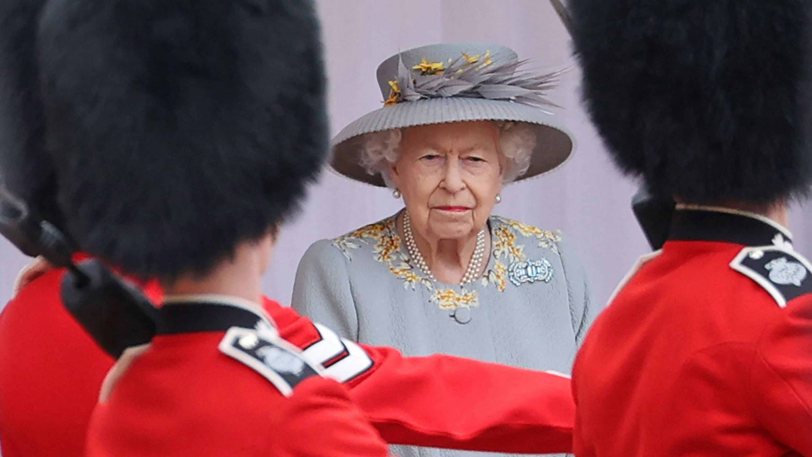 Download von www.picturedesk.com am 27.05.2022 (21:48).  (FILES) In this file photo taken on June 12, 2021 Britain's Queen Elizabeth II watches a military ceremony to mark her official birthday at Windsor Castle on June 12, 2021 in Windsor. - Queen Elizabeth II's Platinum Jubilee celebrations will be only the ninth such celebration by a British monarch since king George III in 1809. Both she and queen Victoria, who ruled from 1837 to 1901, have had silver, golden and diamond events to mark their 25th, 50th and 60th years as monarch. (Photo by Chris Jackson / POOL / AFP) - 20210612_PD17241 - Rechteinfo: Rights Managed (RM) Nur für redaktionelle Nutzung! Werbliche Nutzung erfordert Freigabe: bitte schicken Sie uns eine Anfrage.