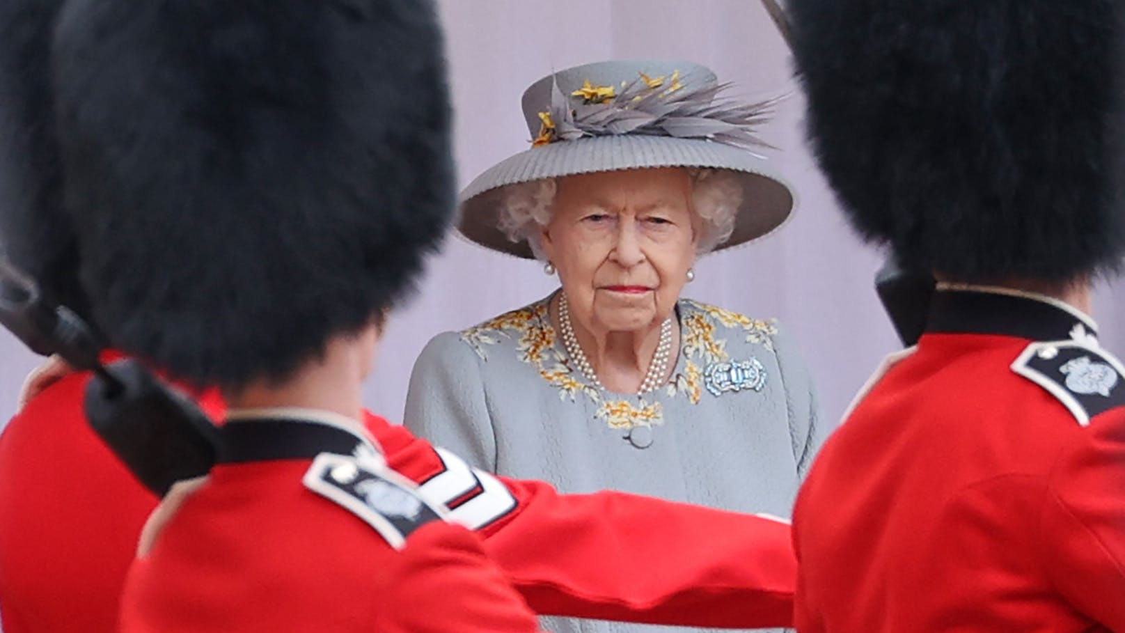 Das Lachen dürfte Queen Elizabeth bei den neuesten Schlagzeilen aus dem Königshaus kurzfristig vergangen sein.