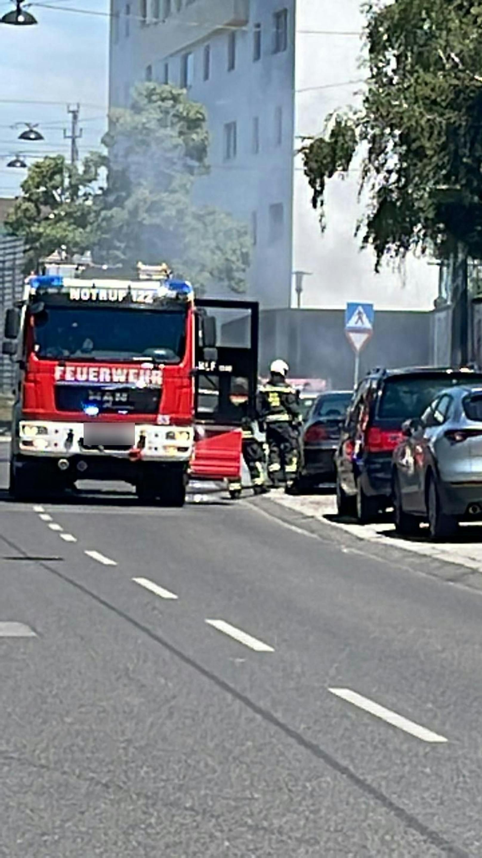 Auto geht in Wien-Favoriten in Flammen auf