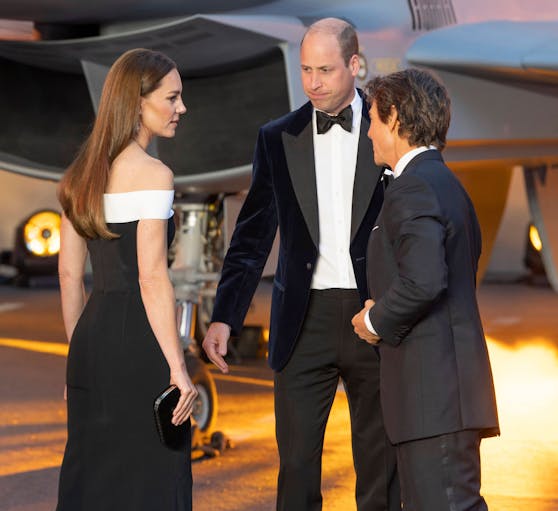 Wie man im Vergleich deutlich sehen kann, wurde das Roland Mouret Kleid für Kate extra abgeändert.