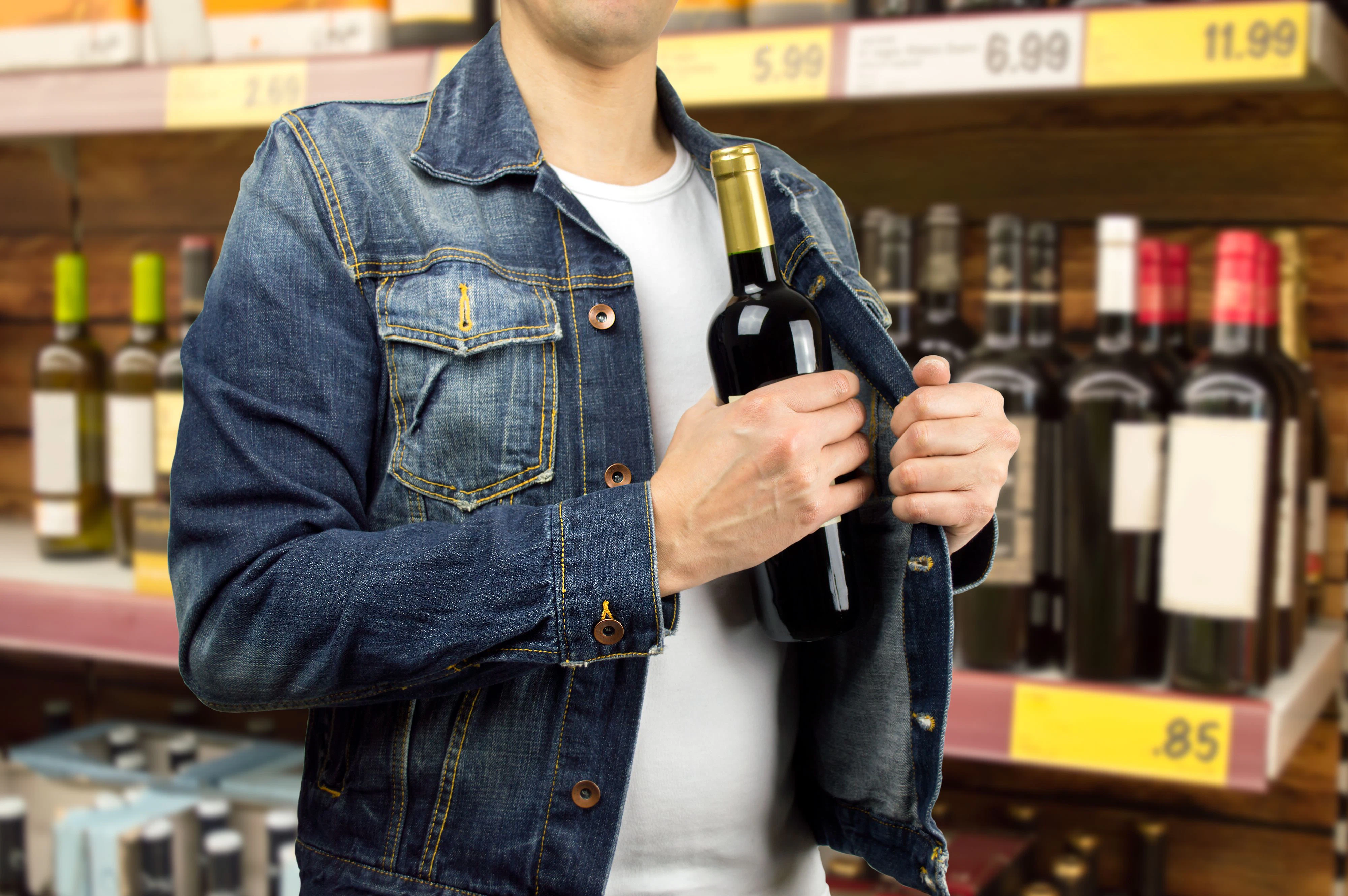Laut Poliztei wurde der Mann dabei ertappt, wie er versuchte, Alkoholika zu stellen.