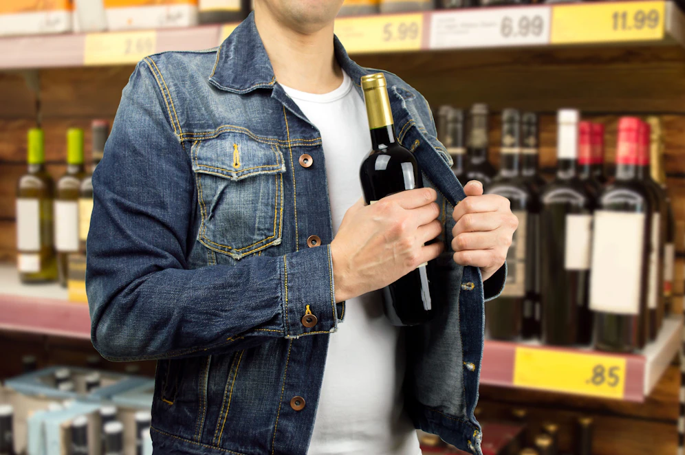 Laut Poliztei wurde der Mann dabei ertappt, wie er versuchte, Alkoholika zu stellen.