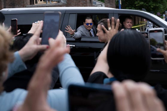 Vor dem Gericht wird Johnny Depp von dutzenden Fans bejubelt.&nbsp;