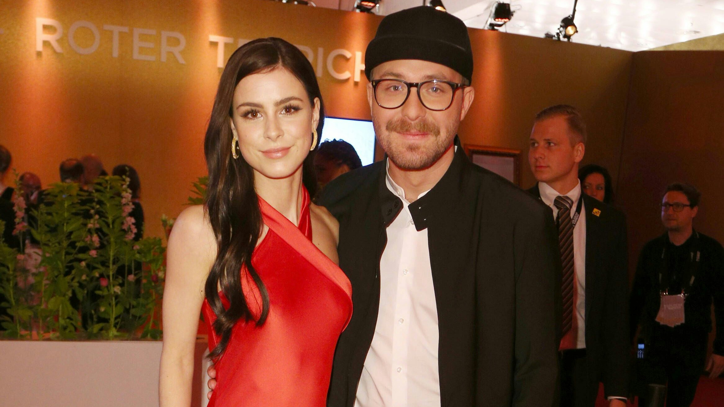 Lena Meyer-Landrut mit Mark Forster auf dem roten Teppich bei der 53. Verleihung der Goldenen Kamera in der Hamburger Messe in Hamburg *** Lena Meyer Landrut with Mark Forster on the red carpet at the 53 Golden Camera Awards at the Hamburg Fair in Hamburg Copyright: xEventpressx