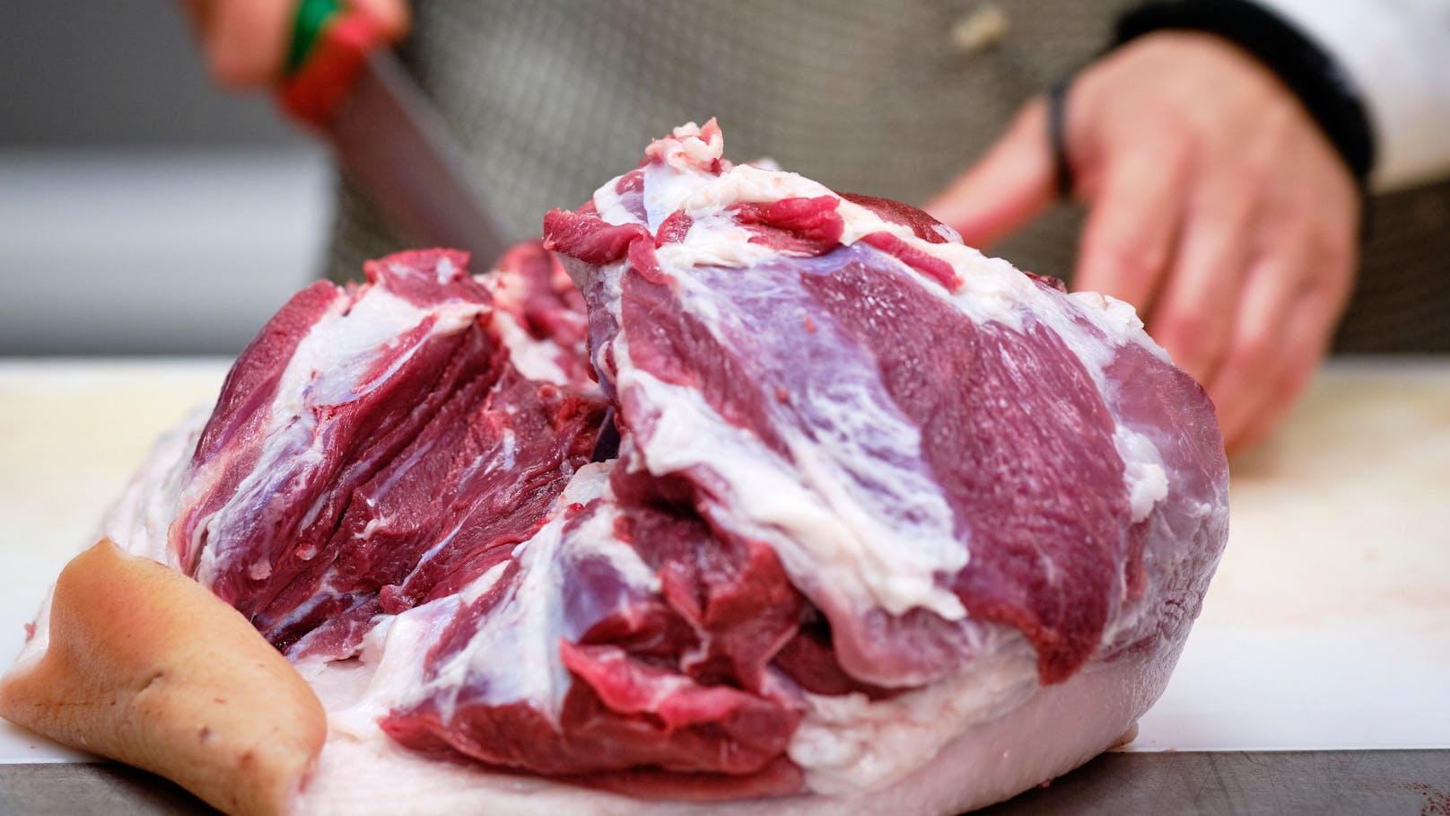 Ein Fleischerei-Betrieb in der Steiermark wurde von der Gesundheitsbehörde geschlossen. Offenbar wurde trotzdem weiterhin Ware verkauft.