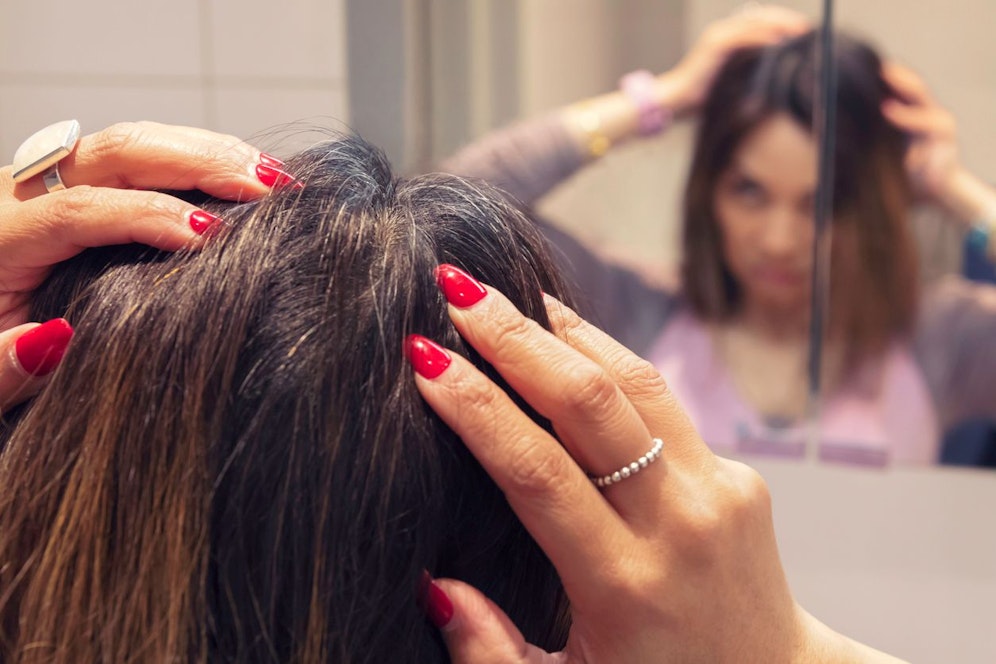 Sei ruhig stolz auf deine graue Haarpracht und lerne wie du sie mit der richtigen Pflege weiterhin gesund halten kannst.