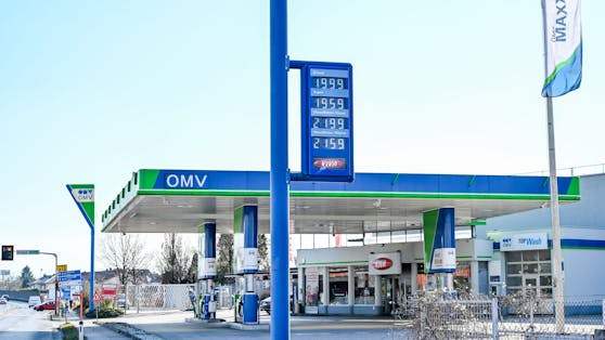 Schon im März stiegen die Sprit-Preise massiv an. (Archivbild)