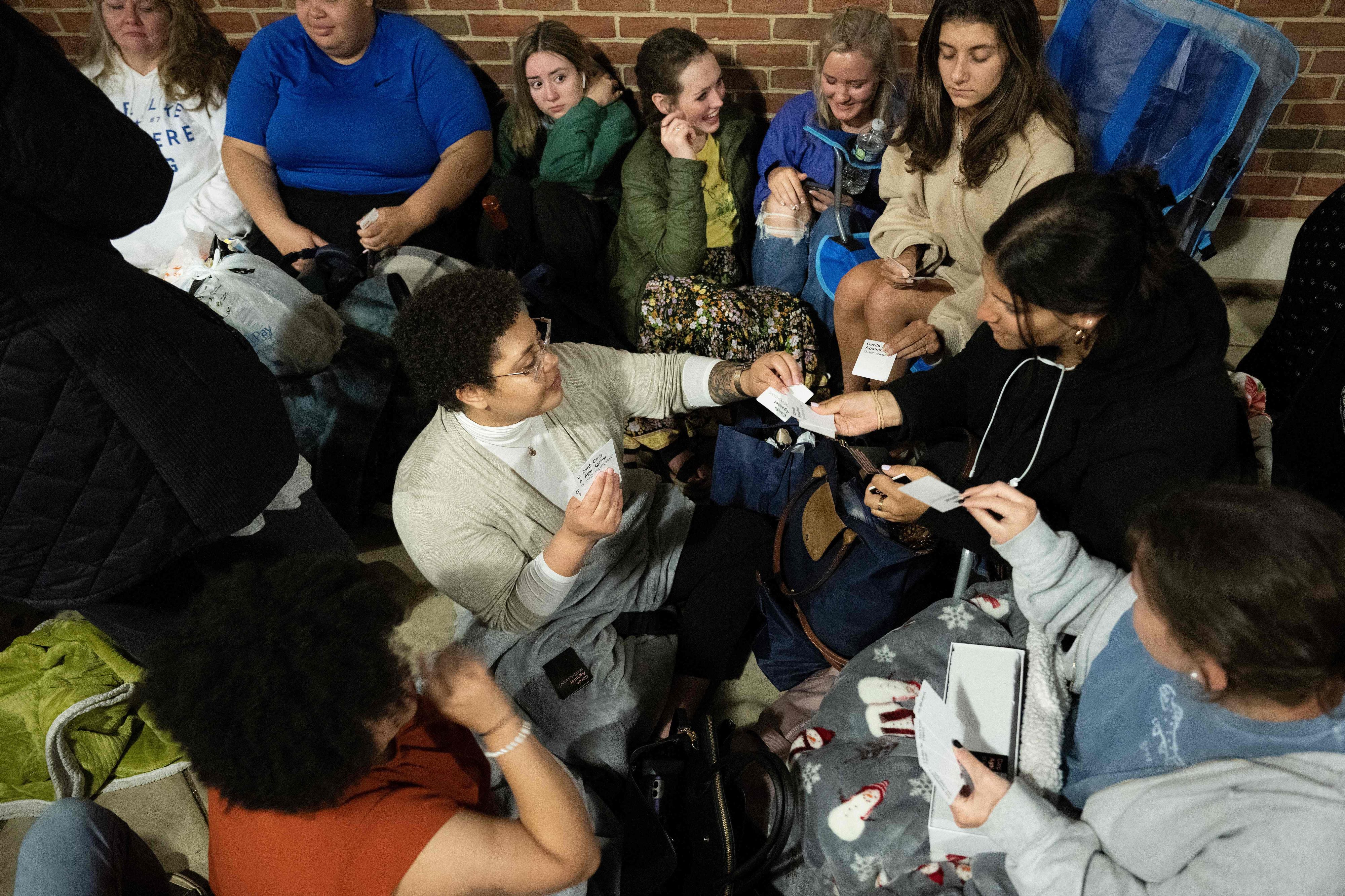 Vor dem Gerichtsgebäude kampieren Schaulustige in der Hoffnung einen Platz im Saal zu ergattern.
