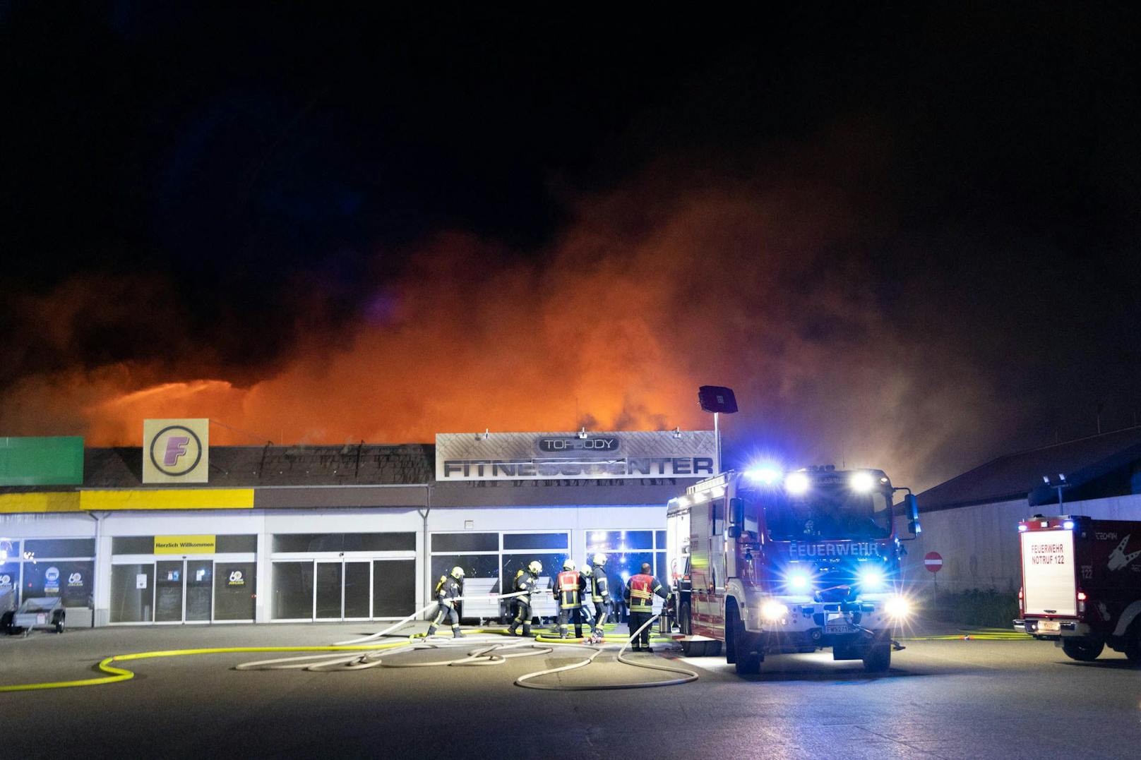 Lenker krachte in Firma - Forstinger in Flammen, Lenker tot