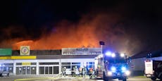 Auto kracht in Firma: Lenker tot, Gebäude in Brand