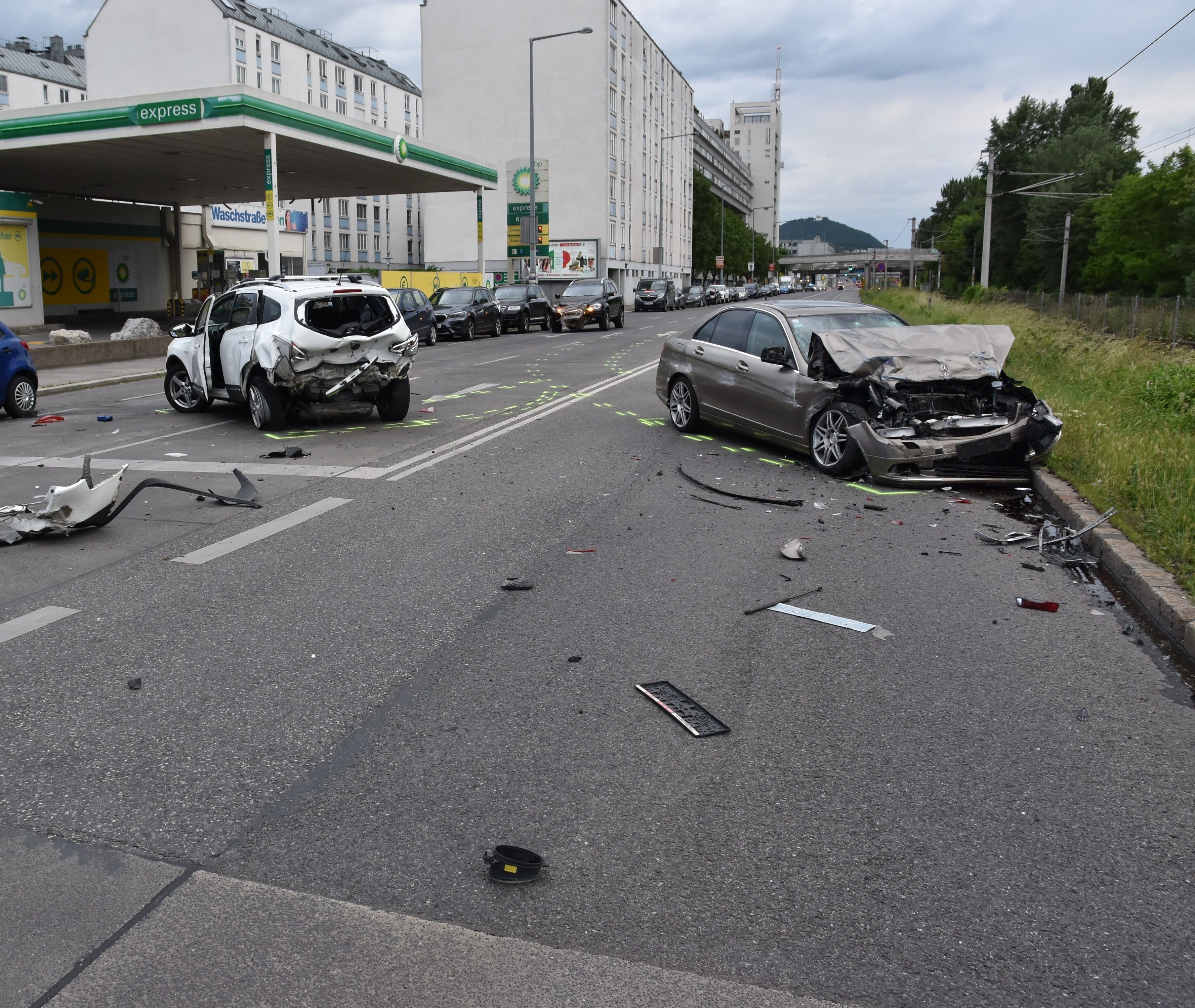 Das Trümmerfeld nach dem schweren Unfall.
