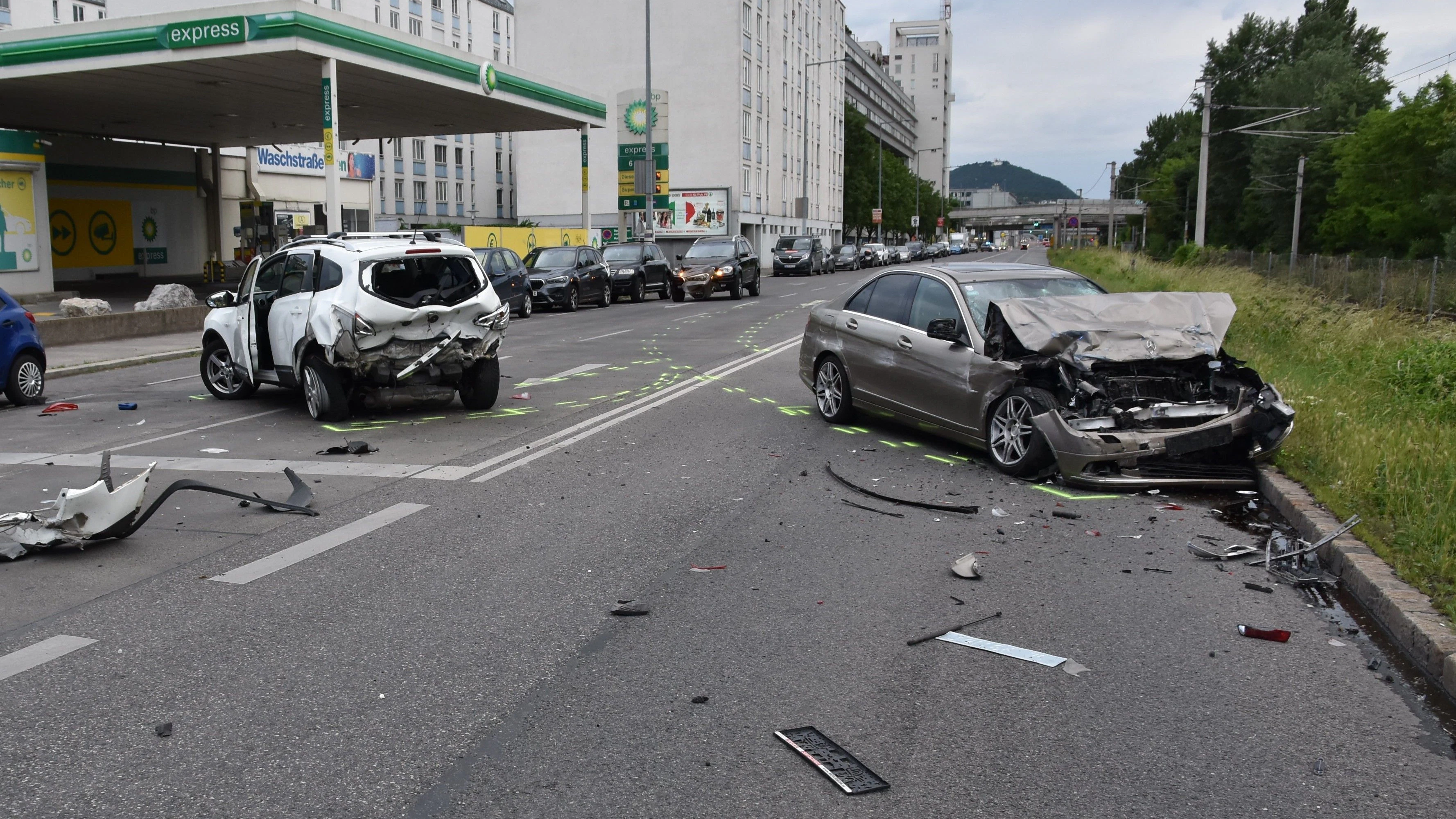 Das Trümmerfeld nach dem schweren Unfall.