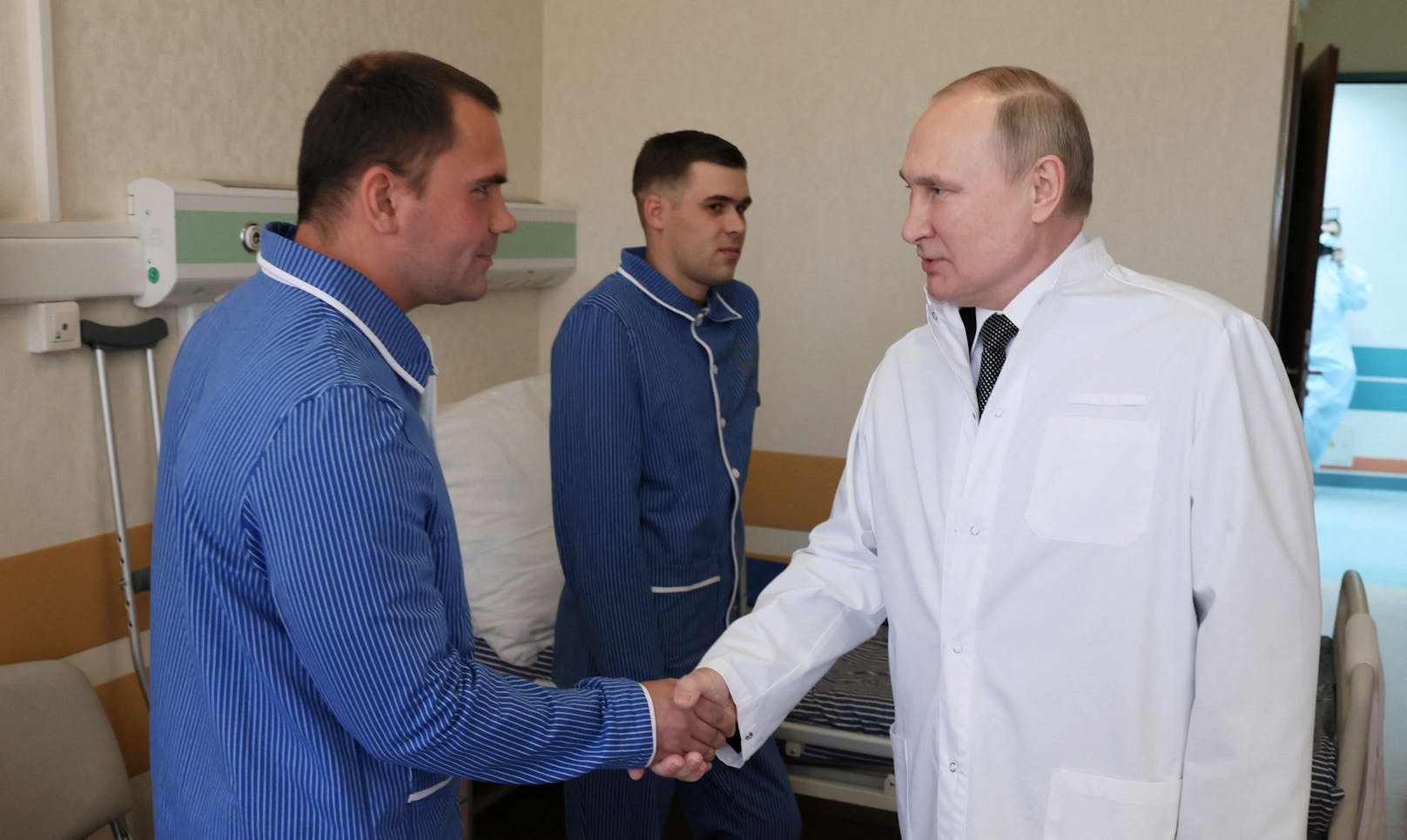 Russlands Präsident Wladimir Putin und Verteidigungsminister Sergei Schoigu beim Besuch von in der Ukraine verwundeten Soldaten in Moskau am 25. Mai 2022.
