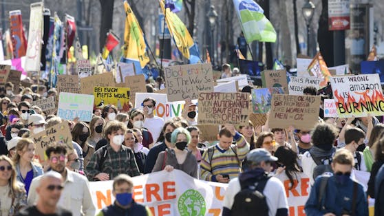 Klima-Aktivisten demonstrieren am Samstag in Wien (Archivbild).