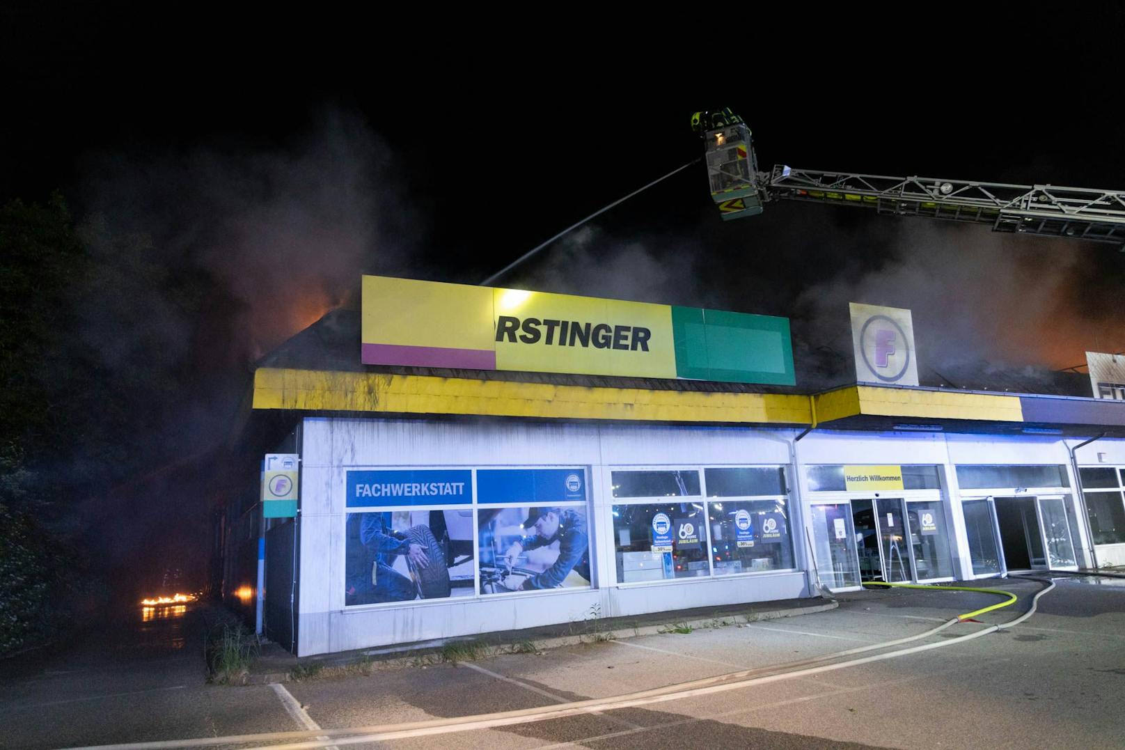 Lenker krachte in Firma - Forstinger in Flammen, Lenker tot