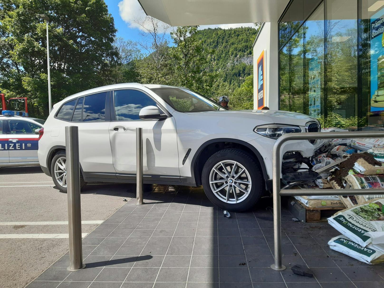 Schwerer Unfall am Freitag in Kössen! Ein BMW raste an einem Hofer-Parkplatz in zwei Supermarkt-Mitarbeiterinnen und verletzte sie. Die beiden Frauen wurden umgehend in ein Spital eingeliefert.