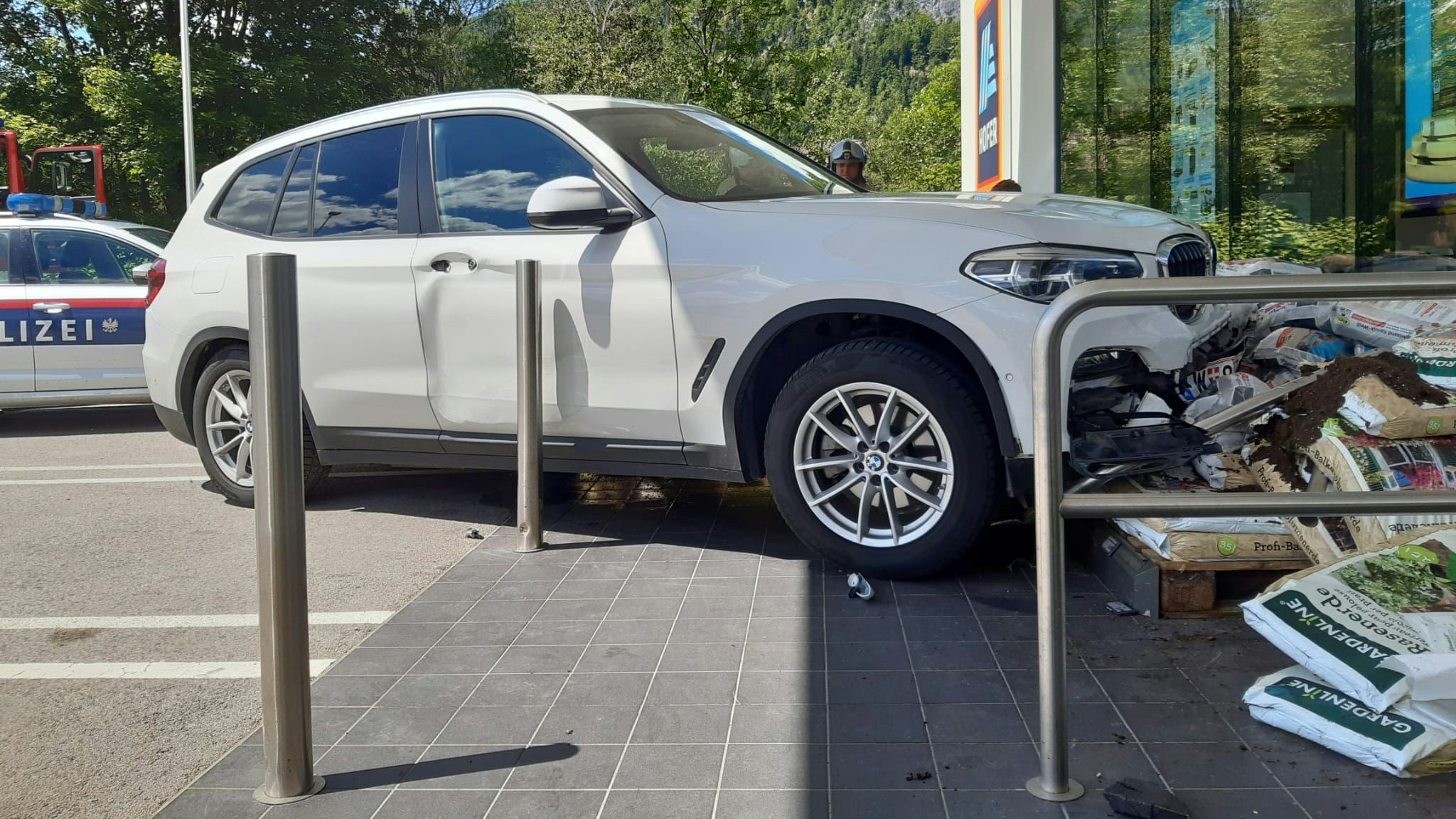 Kössen—Pkw erfasst Fussgängerinnen -fotocredit : ZOOM.TIROL                            