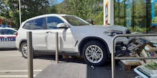 BMW rast am Hofer-Parkplatz in Fußgängerinnen