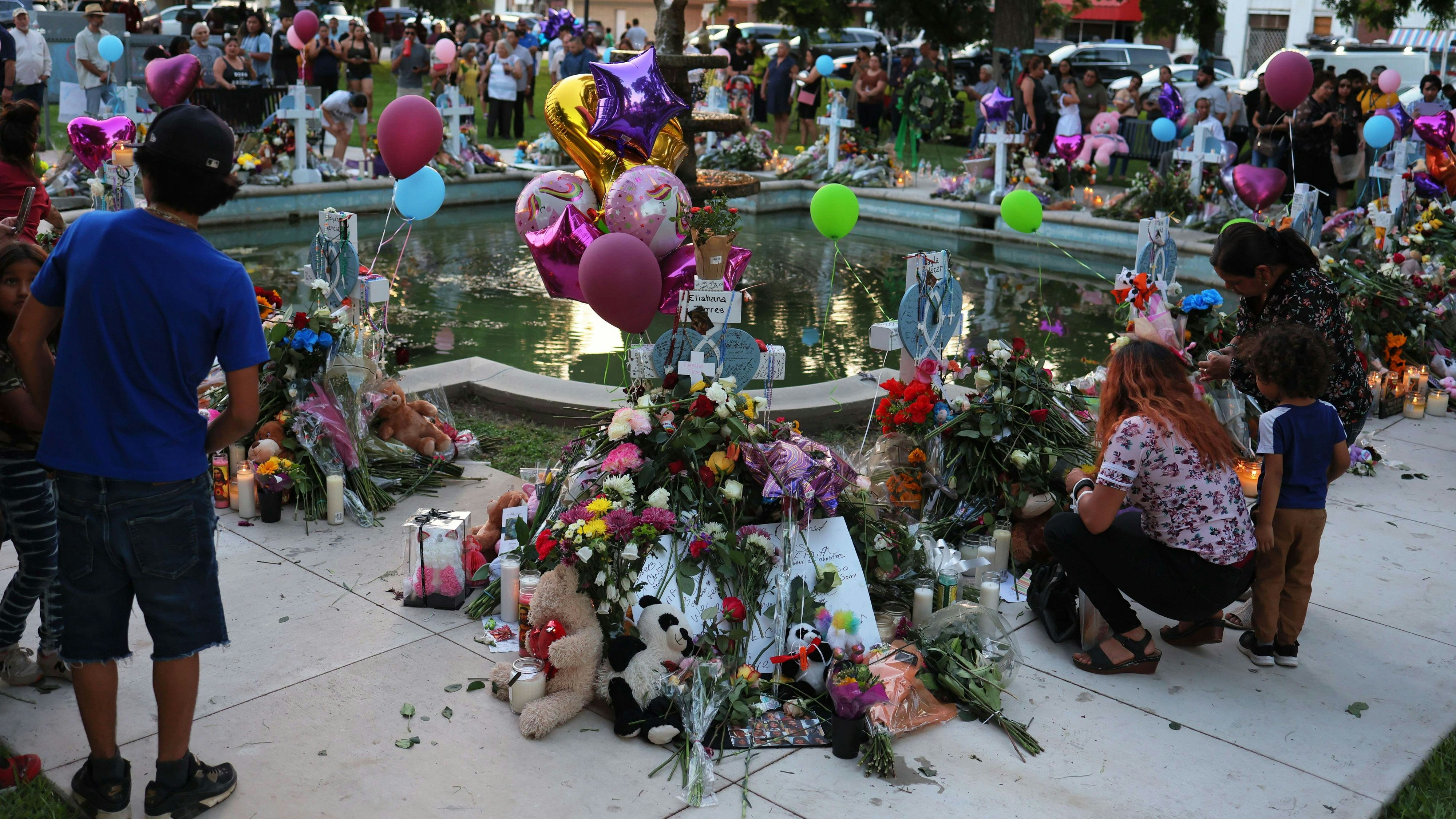 Menschen trauern um die Verstorbenen in Uvalde.