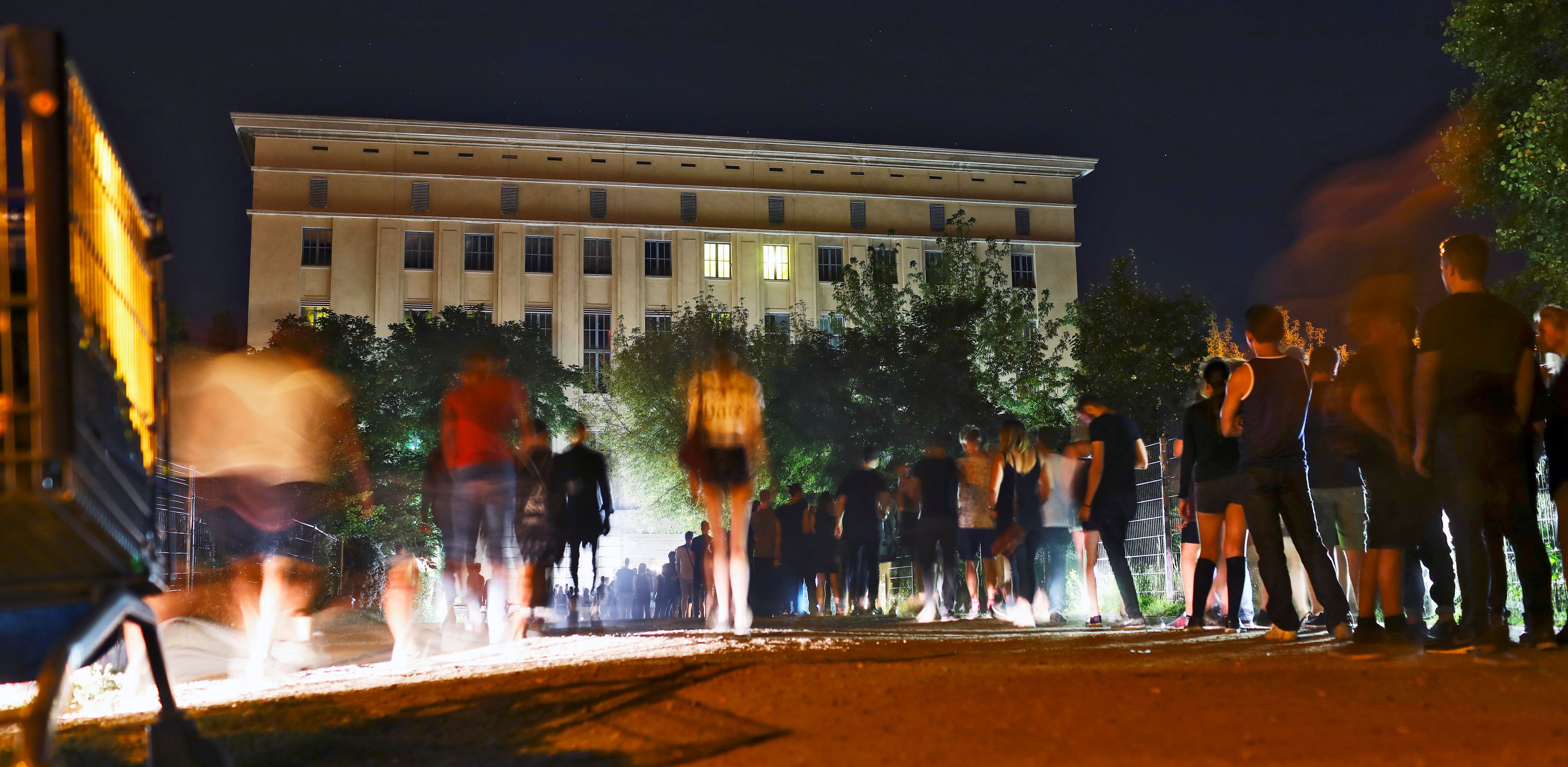 Lange Schlange vor dem Club Berghain in Berlin. Archivbild.