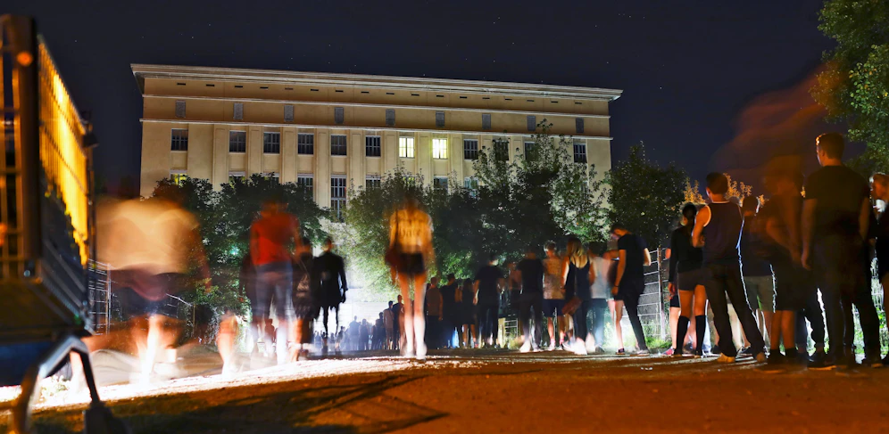 Lange Schlange vor dem Club Berghain in Berlin. Archivbild.
