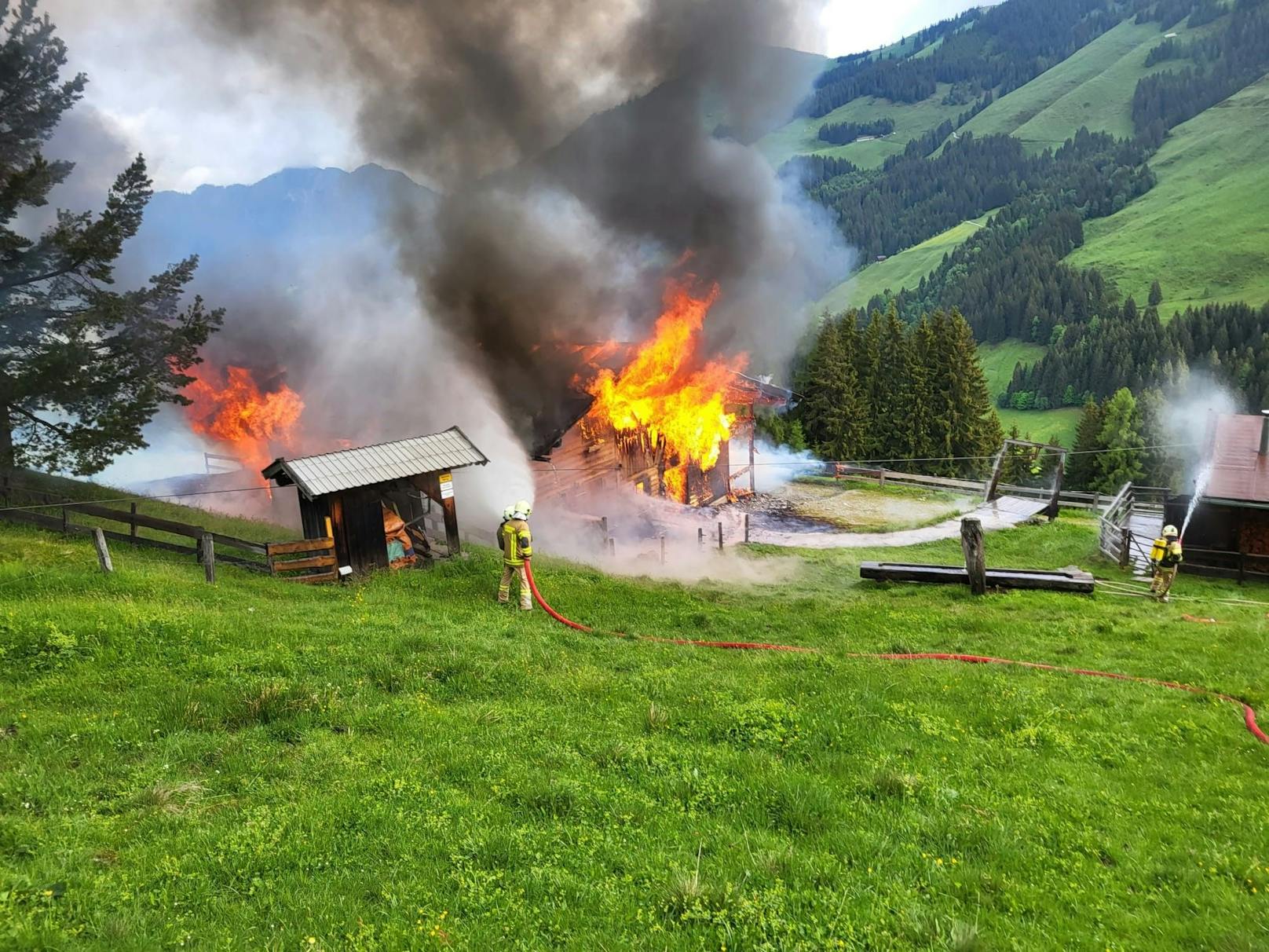 Aufgrund der abgelegenen Lage musste die Feuerwehr eine rund 1.200 Meter lange Löschwasserleitung legen.