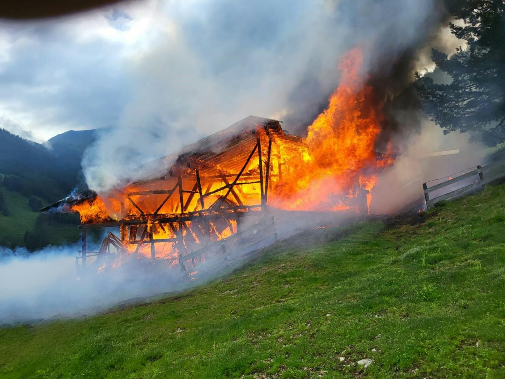 Der Senner konnte vor Eintreffen der Feuerwehr noch 20 Kühe in Sicherheit bringen, wurde dann aber mit Verdacht auf Rauchgasvergiftung in ein Spital gebracht.