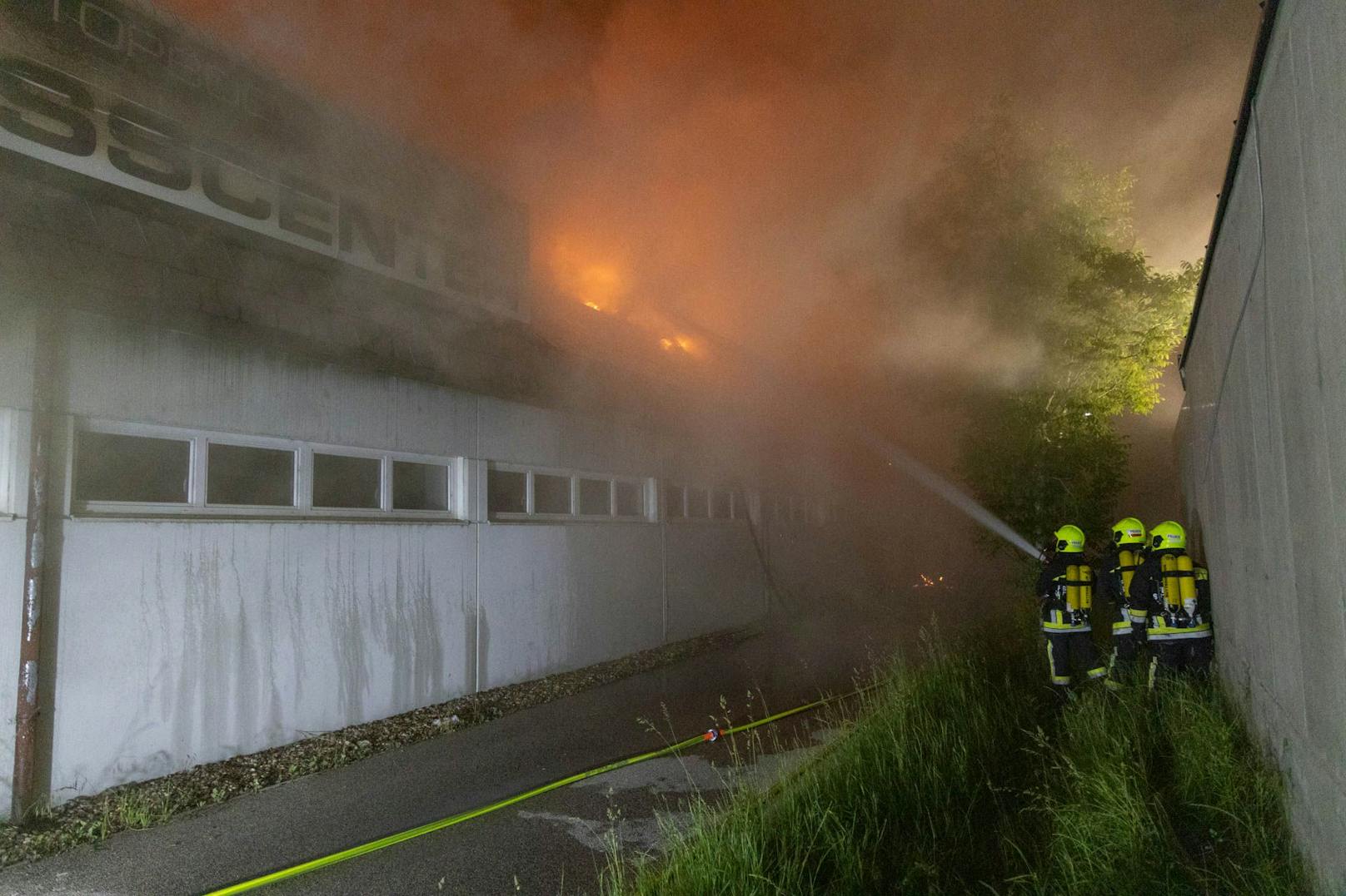 Lenker krachte in Firma - Forstinger in Flammen, Lenker tot