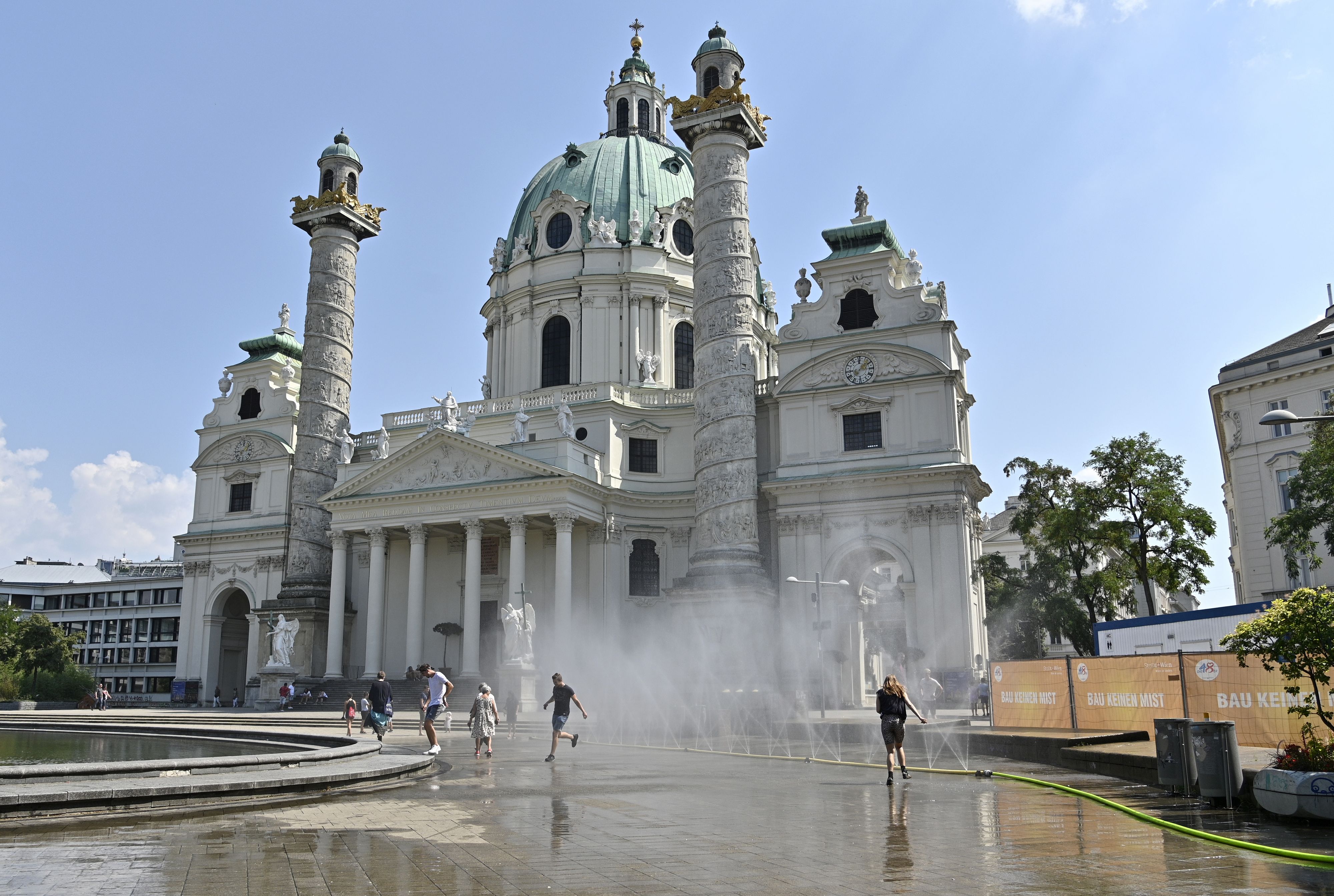 Sprühnebeldusche gegen die Hitze am am Karlsplatz in Wien. Archivbild.
