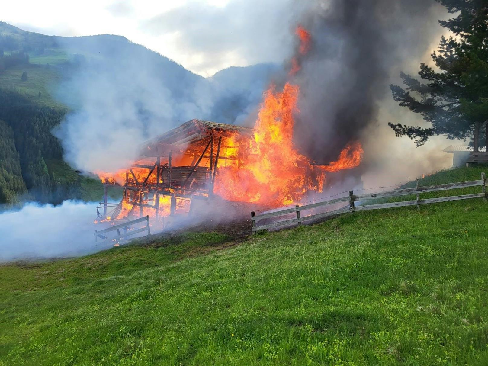 Medienberichten zufolge kämpften 100 Einsatzkräfte gegen die Flammen, der Wirtschaftstrakt brannte komplett nieder.