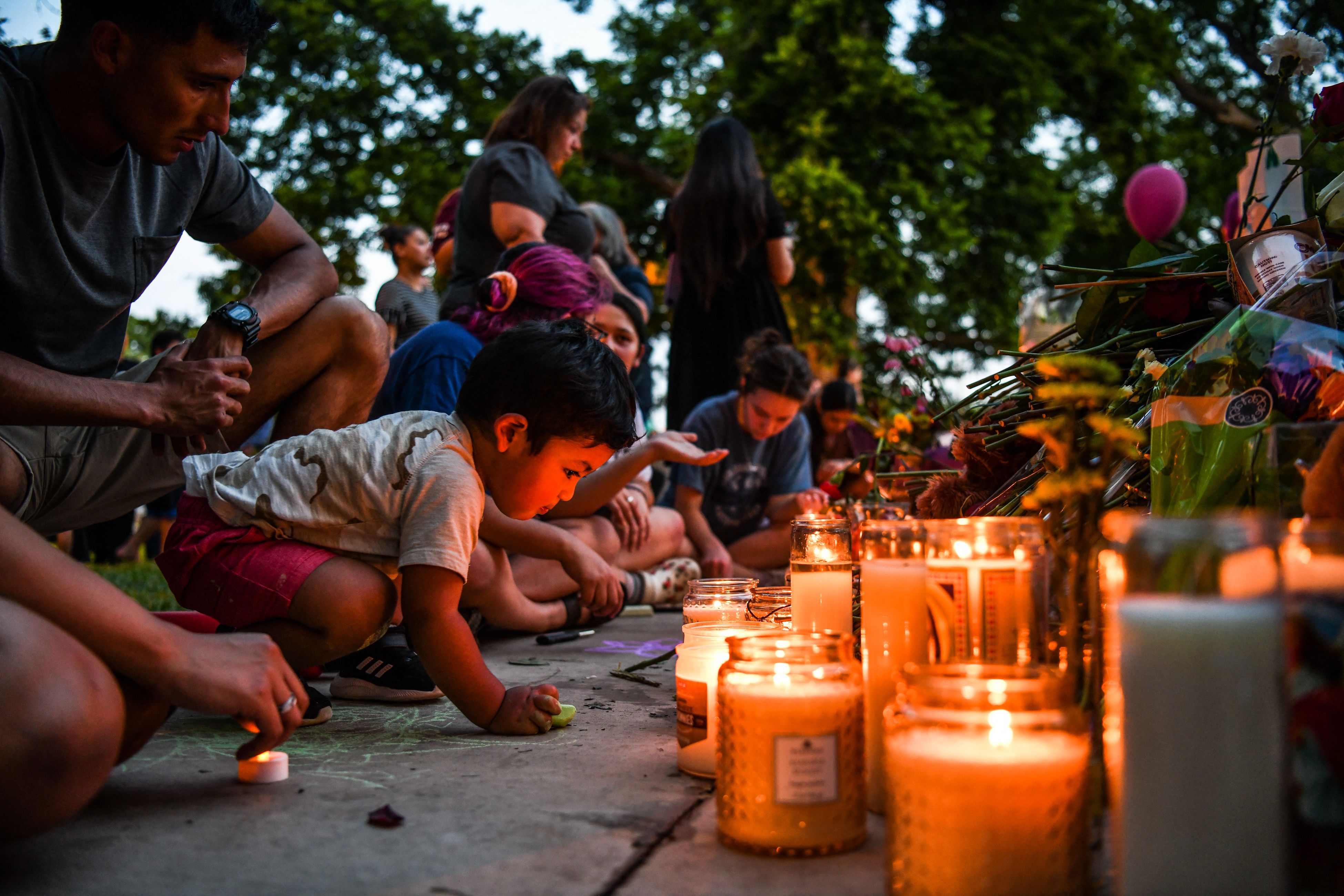 Download von www.picturedesk.com am 28.05.2022 (14:23).  People light candles and lay flowers at a makeshift memorial outside the Uvalde County Courthouse in Uvalde, Texas on May 27, 2022. (Photo by CHANDAN KHANNA / AFP) - 20220527_PD19200 - Rechteinfo: Rights Managed (RM) Nur für redaktionelle Nutzung! Werbliche Nutzung erfordert Freigabe: bitte schicken Sie uns eine Anfrage.