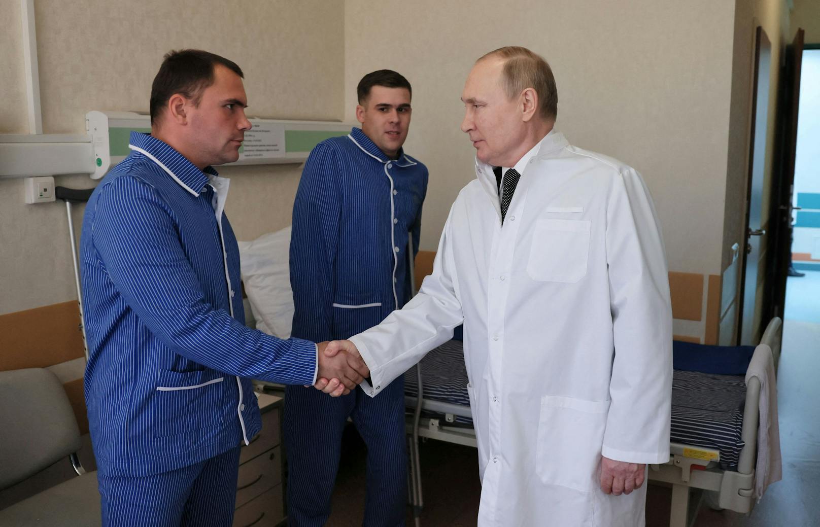Russlands Präsident Wladimir Putin und Verteidigungsminister Sergei Schoigu beim Besuch von in der Ukraine verwundeten Soldaten in Moskau am 25. Mai 2022.