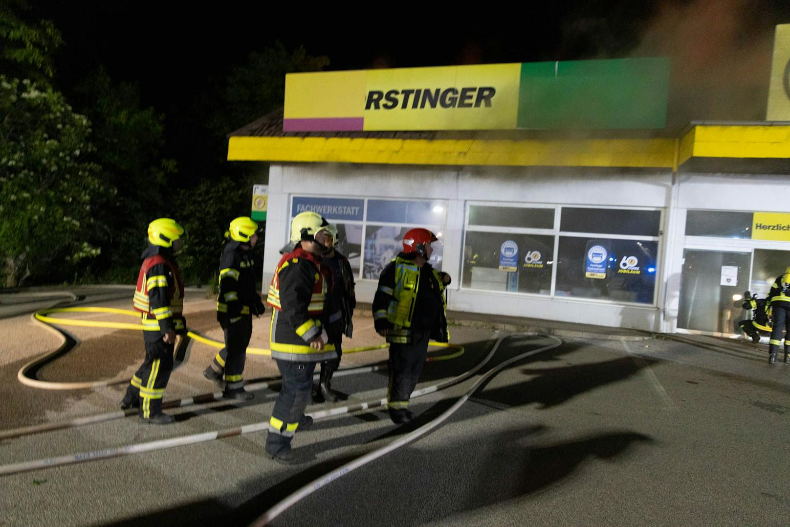 Lenker krachte in Firma - Forstinger in Flammen, Lenker tot