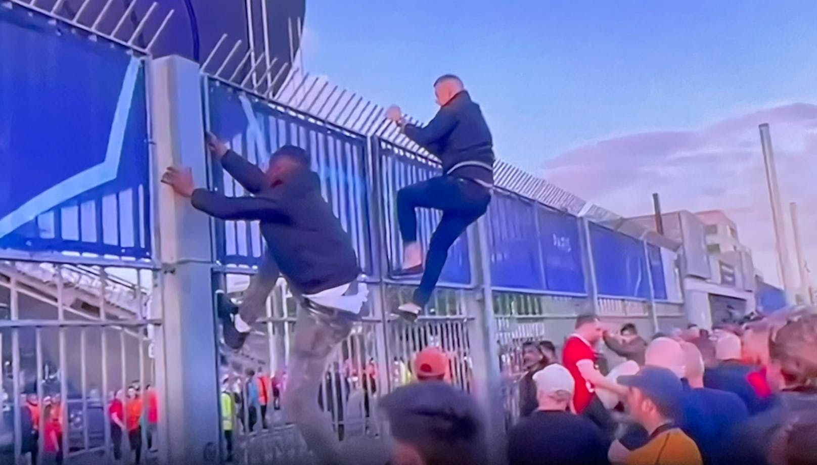 Fans versuchten über die Zäune zu klettern