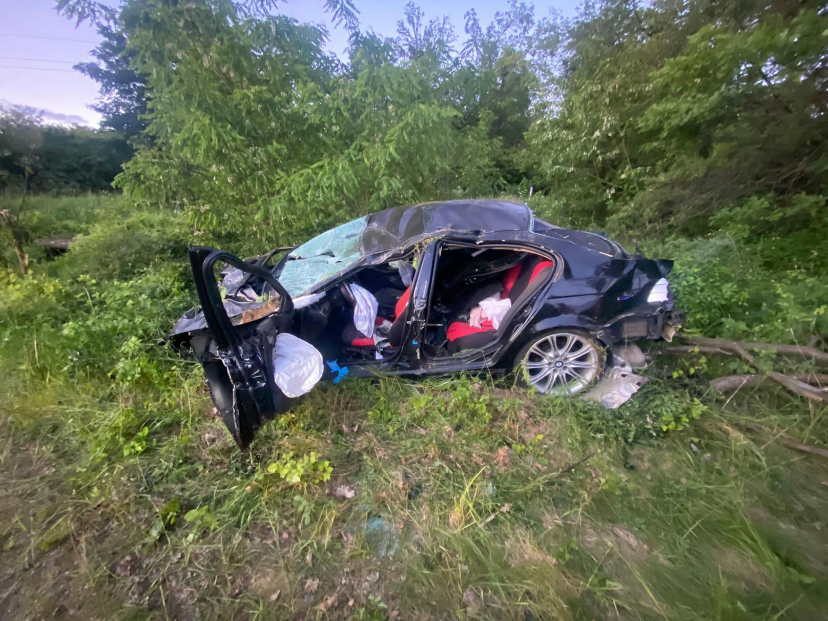 Der Lenker war im Auto eingeklemmt.