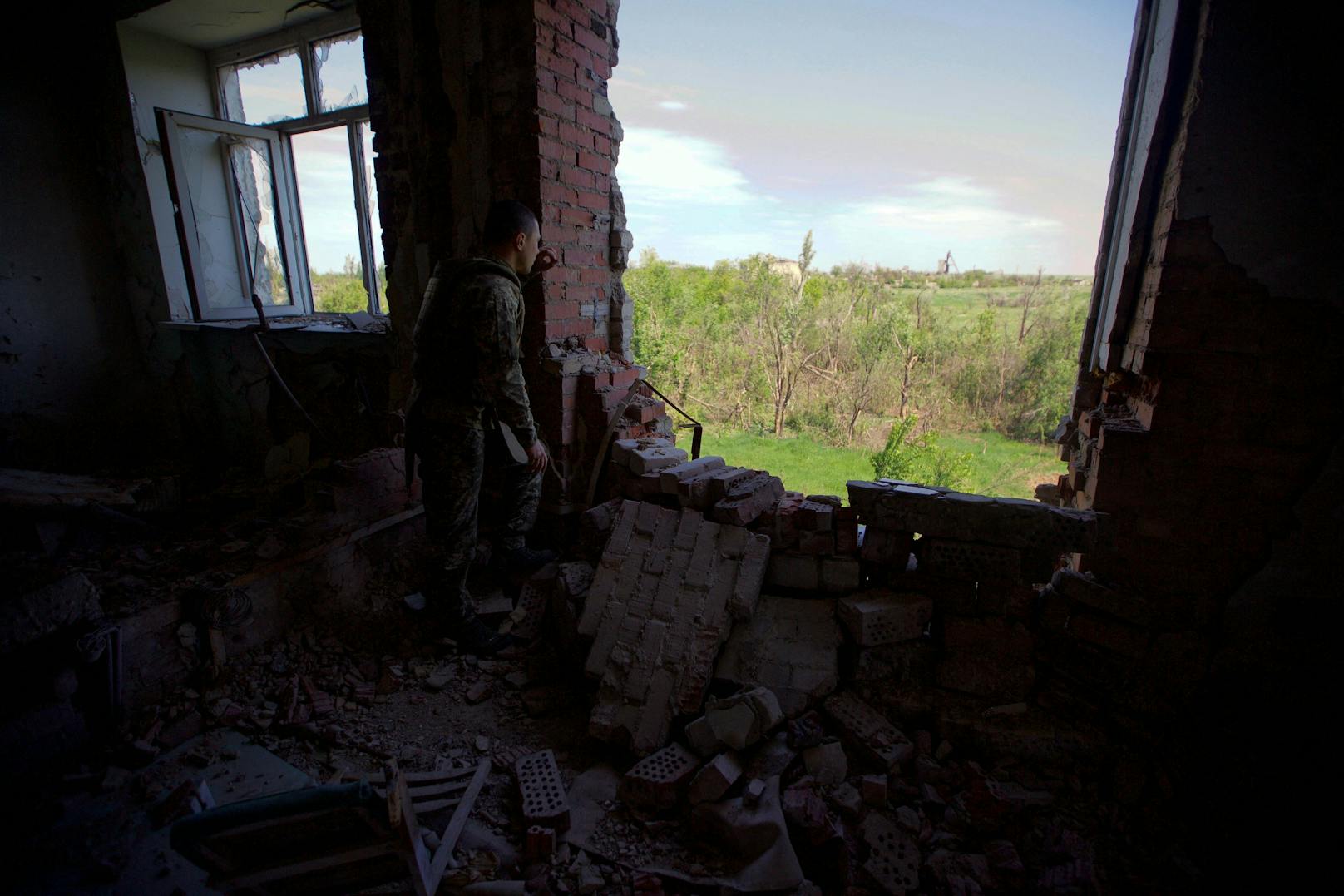 Von russischen Artillerie- und Luftschlägen beschädigte Gebäude in Marinka.