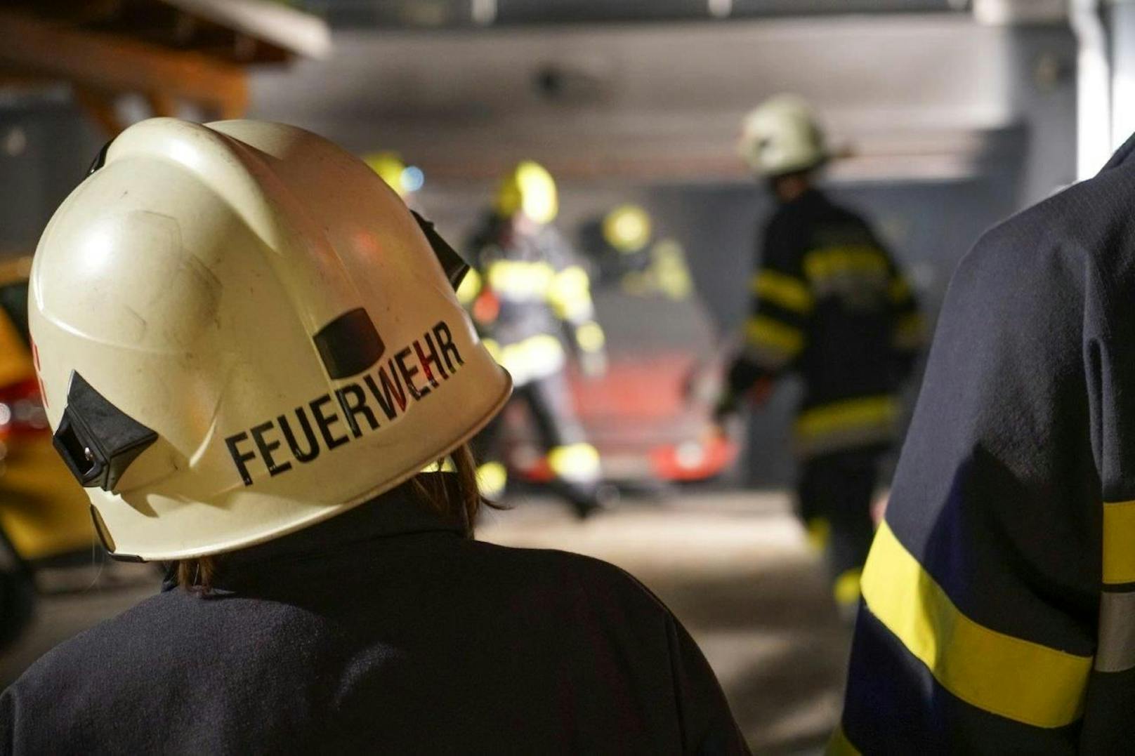 Eine Oldtimer-Garage ging am 29.05.2022 in Pinggau, Bezirk Hartberg-Fürstenfeld, in Flammen auf. Drei Feuerwehren standen im Löscheinsatz.