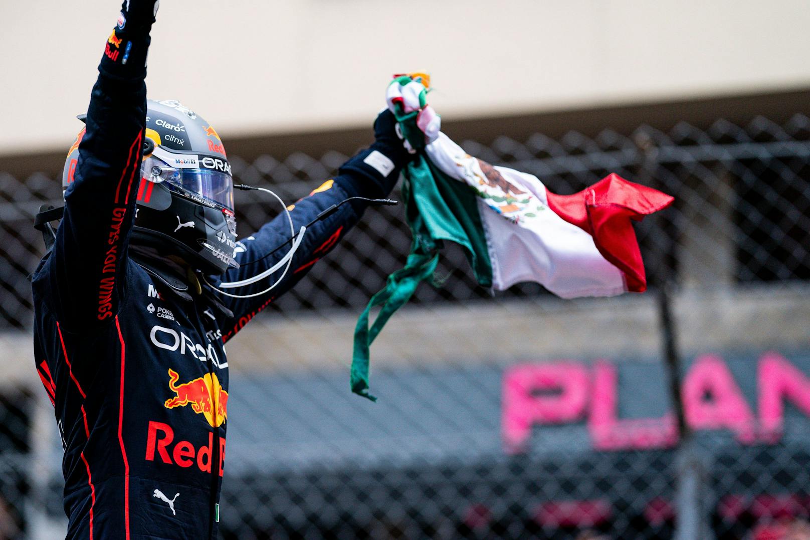 <strong>1. Sergio Perez – Note: 1</strong>. „Checo“ krönt sich nach einem kontrollierten Lauf zum ersten Mexikaner, der den Monaco GP gewinnt – mit seinem ersten Saisonerfolg ist er im Titelkampf (15 Punkte hinter Verstappen).