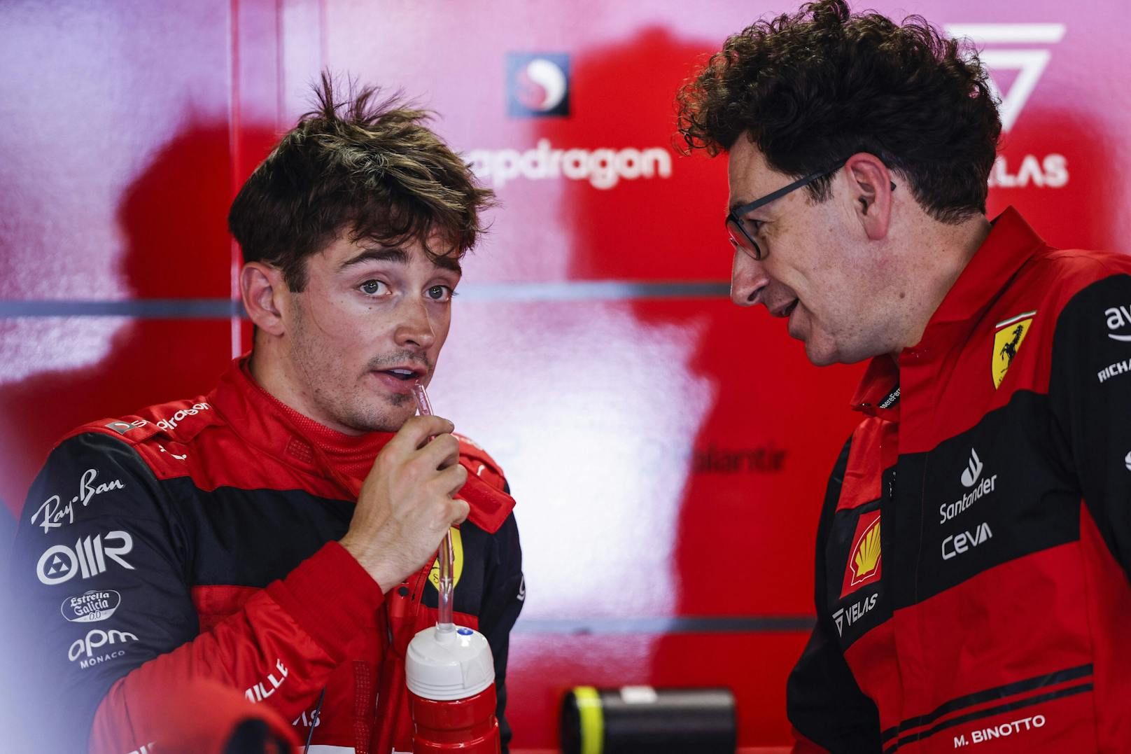 Charles Leclerc mit Ferrari-Teamchef Mattia Binotto.